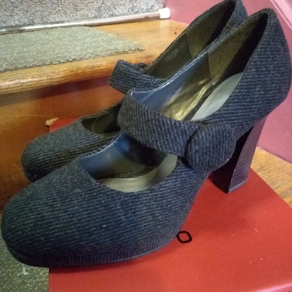 Pumps, grey fabric, size 8M.